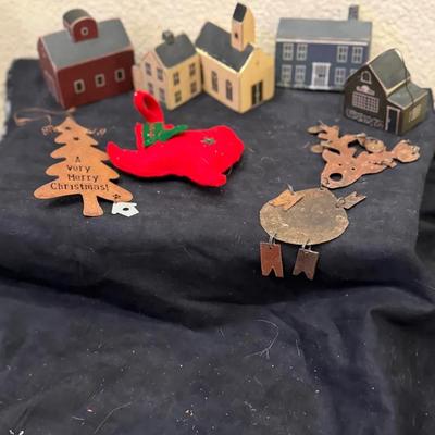 5 Primitive Mini Wooden Houses & Metal Rustic Ornaments