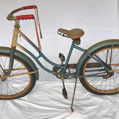 Vintage 1940S ToVintage 1940s to 1950s balloon tire bicycle with leather saddle 24 inch wheel wheels
