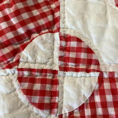 Sale Photo Thumbnail #15: Hand stitched drunkards path patterned quilt closeup