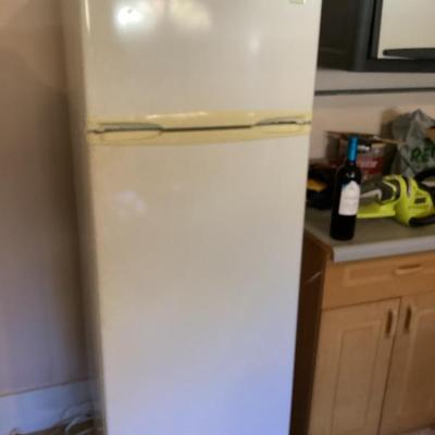 Sale Photo Thumbnail #29: Avanti top freezer fridge combo