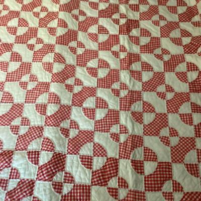 Sale Photo Thumbnail #16: Hand stitched drunkards path patterned quilt