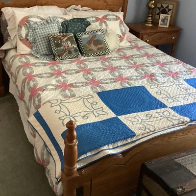 Sale Photo Thumbnail #5: Hand stitched double wedding ring patterned quilt