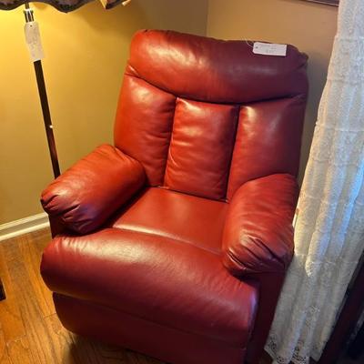 Sale Photo Thumbnail #566: Working lift chair. $195. 