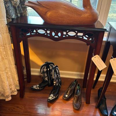 Sale Photo Thumbnail #525: Vintage Bombay Co foyer/ accent table. $75. 