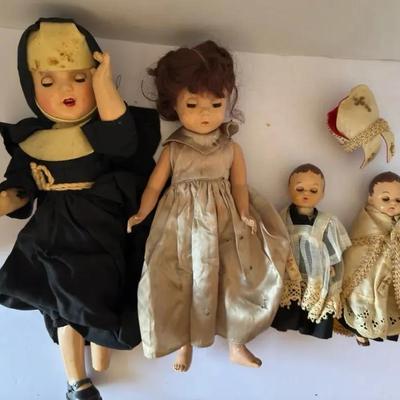 4 Very Old Dolls 
