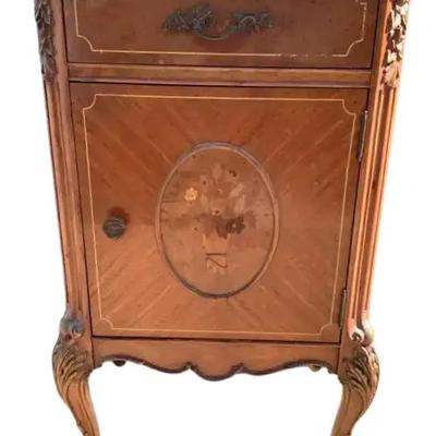 Vintage French Country-style Marquetry Nightstand/end Table 