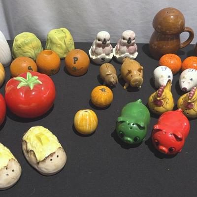 Vintage Traditional, Themed/Novelty,  Artistic/Decorative Salt and Pepper Shakers Lot 2 