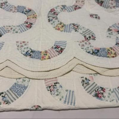 A Wonderful Vintage Arch Quilt with Patchwork Ring Arches on White Cotton and Scallop edges  