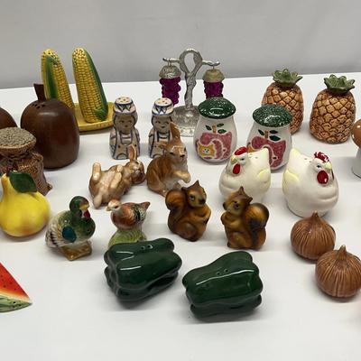 Vintage Collection Of Vintage Traditional, Themed/Novelty,  Artistic/Decorative Salt and Pepper L3