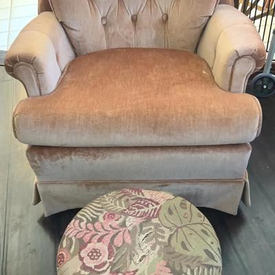 BN110 Tufted Swivel Armchair