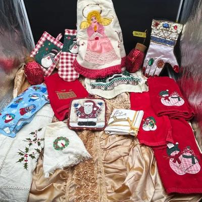 BN195 Christmas Accessories & Tree Skirts!! 