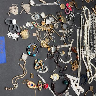 BN014 Broken Pieces Of Jewelry #1