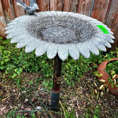 BN907 32” Tall Sunflower Bird Bath 