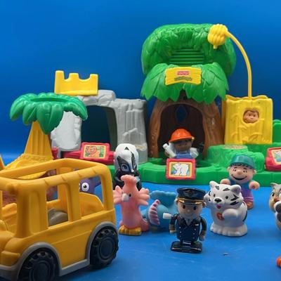 BN608 Day At The Zoo - Little People