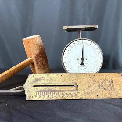 BN494 Antique Scales & Large Vintage Wood Mallet 