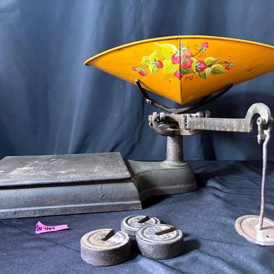 BN489 Antique Kitchen Scale -Yellow With Strawberries 