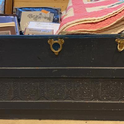 BN710 Vintage Footlocker and Linen