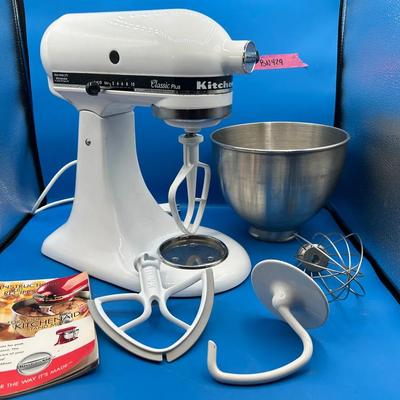 BN429 KitchenAid Classic Plus tilt-head stand mixer w/attachments 