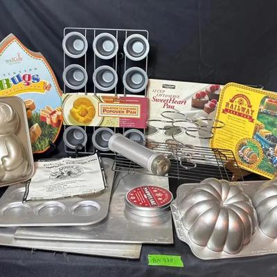 BN938 Time To Bake! Various Cake & Cookie Pans 