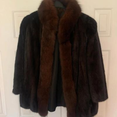 2 Medium furs with hat

Need to be cleaned