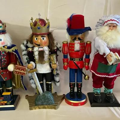 Set OF 4 Nutcrackers Including Santa 