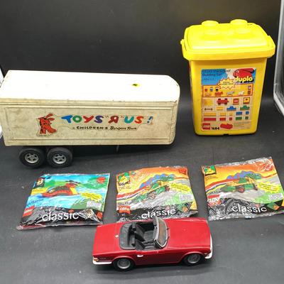 Duplo Pieces, Legos & Vintage Toy's R Us Trailer