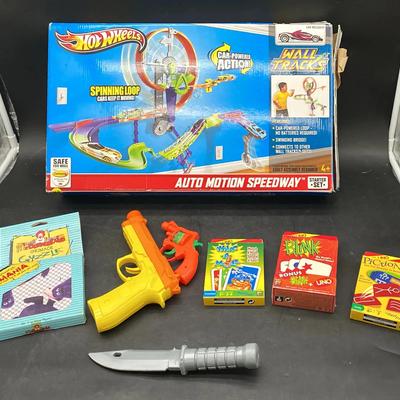 Hot Wheels Speedway Set & Card Games 