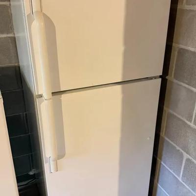 ST330 - Maytag Refrigerator