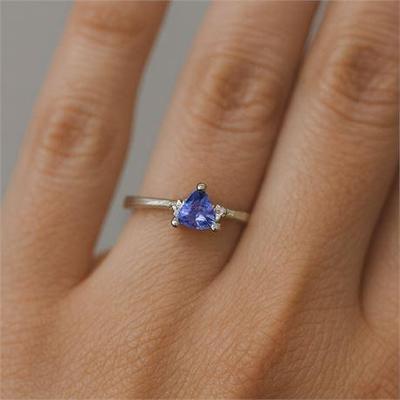Lot 004   
18K White Gold Tanzanite & Diamond Ring