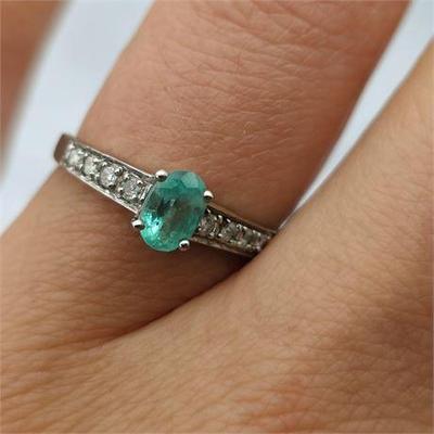 Lot 003  
18K White Gold Aquamarine & Diamond Ring