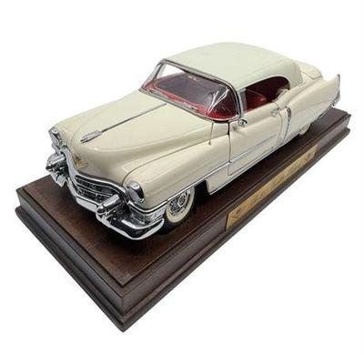 Lot 400-012 =
Danbury Mint, Cadillac Eldorado, 1/16 White Diecast, 1953