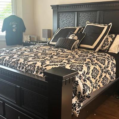 Sale Photo Thumbnail #33: king size with modern and very clean Serta "Mackay" mattress/boxspring