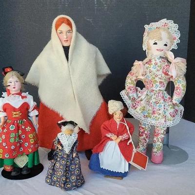 5 International Dolls