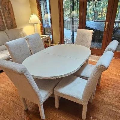 Dining Room Table w/ Leaf & 6 Chairs