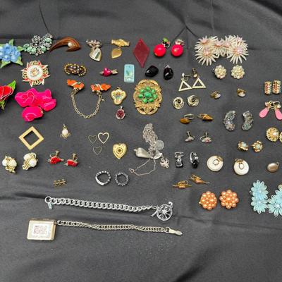 Large Mixed Costume Jewelry Lot | Brooches, Earrings, Bracelets, Pendants & Accessories