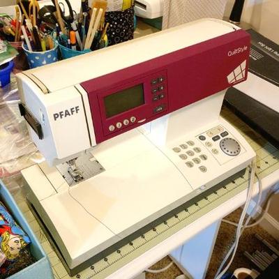 PFAFF Quilt Style 2042 Sewing Machine