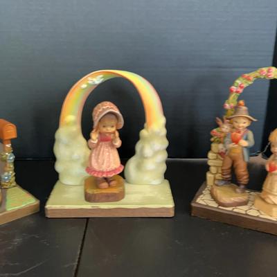 Small ANRI Figurines W/ 3 Backdrops