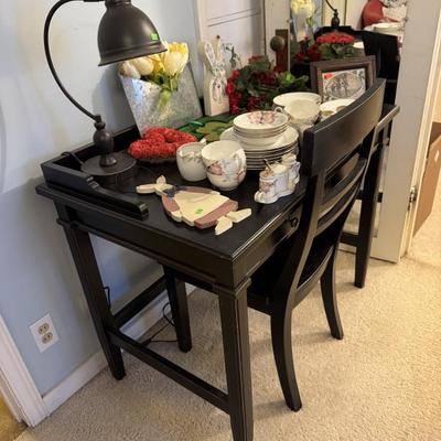 Sale Photo Thumbnail #100: Nice desk & chair 