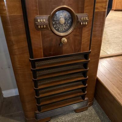 Vintage 1940 Zenith Art Deco Tube Radio