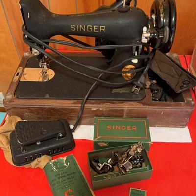 Antique Singer Sewing Machine In Wooden Box