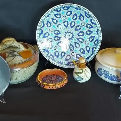 STONEWARE AND CERAMIC SERVING DISHES 