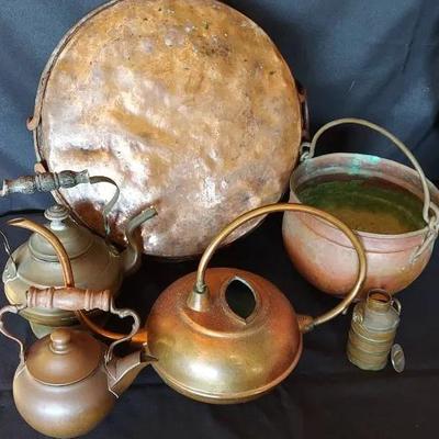 ASSORTED VI NTAGE COPPER TEA POTS AND PANS