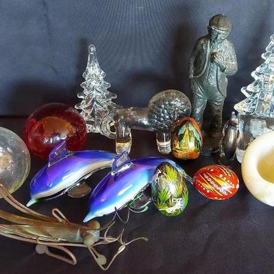 ASSORTMENT OF DECORATIVE TRINKETS