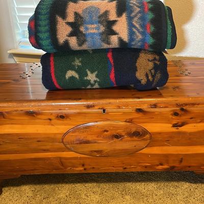 Lane Certified Cedar Chest W/2 Blankets 