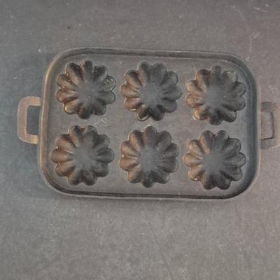 Antique Very Early 1900s Cast Iron Turk's Head Gem Pan