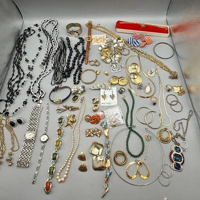  Vintage Black, White And Gold’s Jewelry Lot 