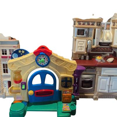 KR511 Large Variety Of Doll Items