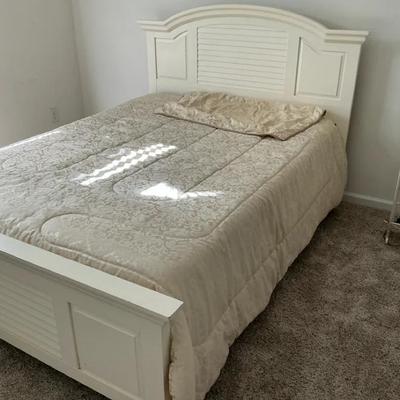 Cottage Coastal Retreat queen bed with a white finish and louvered accents