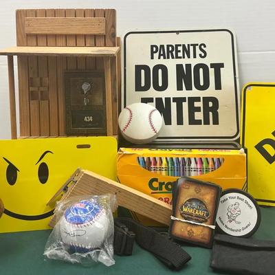 Mixed Décor, Signs and Collectibles 