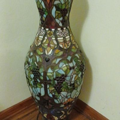 Tall Mosaic Glass Vase Lamp – Colorful Stained-Glass Style Lighting